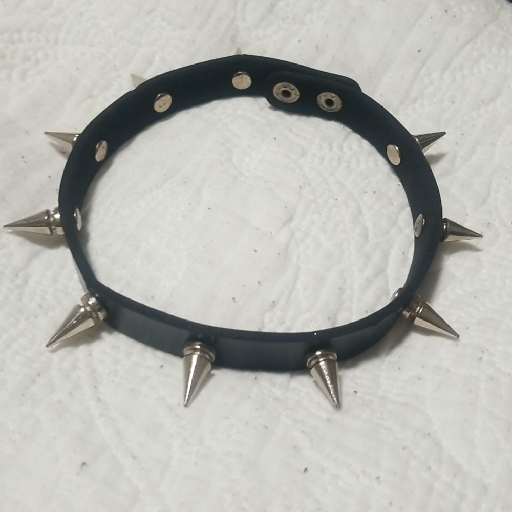 Spikes collar